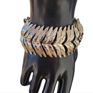 Vintage 1950s Coro Pegasus Gold Tone Textured Leaf Panel Link Bracelet